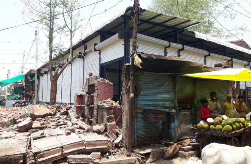 news रातों रात टूट गई दुकानेें, बाधा बन रहा अतिक्रमण अभी तक हिला भी नहीं