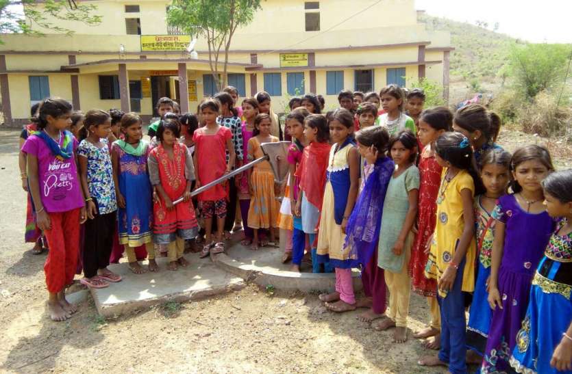 hostel छात्राएं बोलीं- हॉस्टल में पीने भी पानी नहीं शिकायत पर पड़ती है डांट
