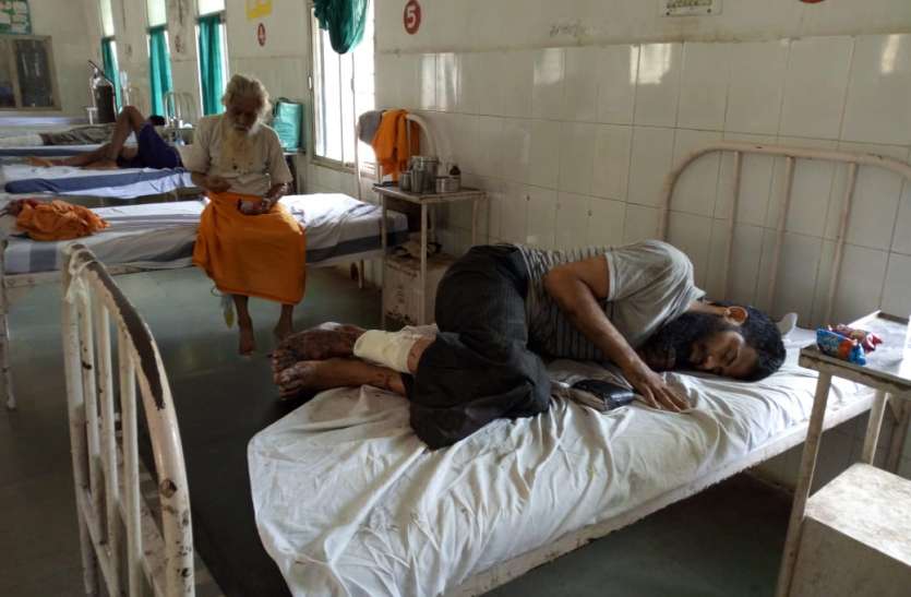 itarsi, train passenger, injured, drdo scientist ट्रेन से गिरकर डीआरडीओ वैज्ञानिक घायल