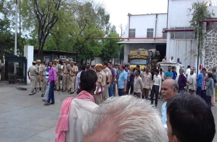 Death in suspicious circumstances workers factory in bhilwara फैक्ट्री में श्रमिक की संदिग्ध हालात में मौत, शव रखकर तीन घंटे प्रदर्शन