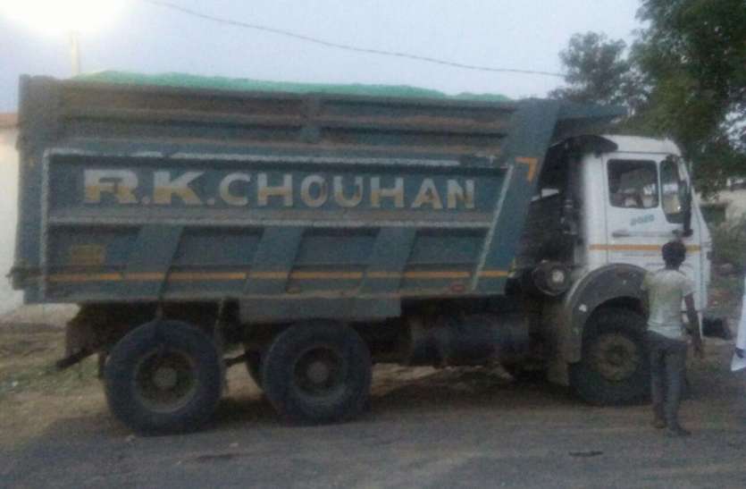 NEWS ओवरलोड रेत से भरा डंपर जब्त