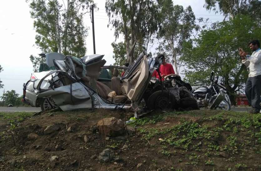 news तीन घंटे की मशक्कत के बाद कार काटकर निकाले चार शव