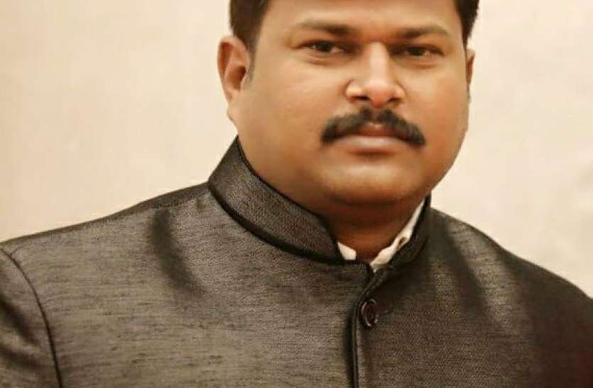 School operator's body found hanging on a trap स्कूल बंद होने के बाद भी घर नहीं पहुंचा संचालक, पत्नी ने जाकर देखा तो निकल गई चीख