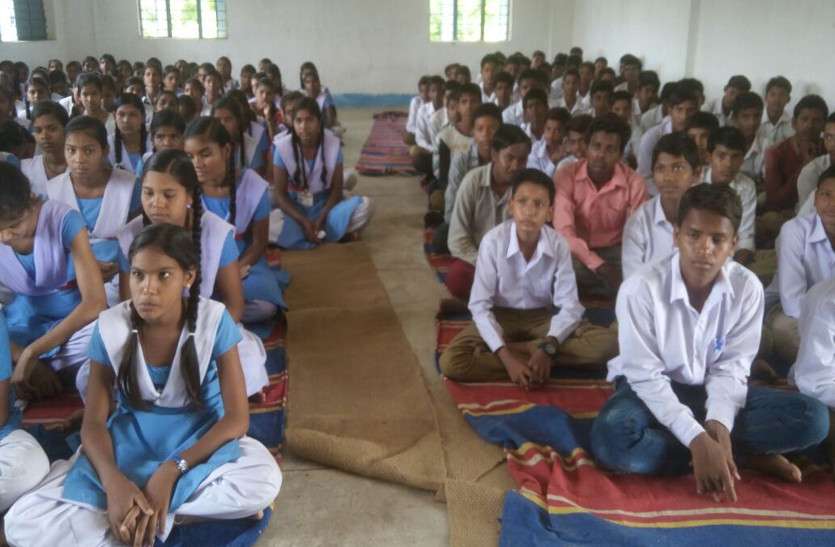 इतने हजार मिडिल व हाई स्कूलों में फर्नीचर नहीं, छात्रों को फिर जमीन पर बैठकर लेनी होगी तालीम इतने हजार मिडिल व हाई स्कूलों में फर्नीचर नहीं, छात्रों को फिर जमीन पर बैठकर लेनी होगी तालीम
