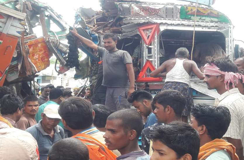 दो ट्रकों में भिड़ंत ऐसी कि दोनों ट्रकों के सामने के उड़ गए परखच्चे, दुर्घटना में घायल ट्रक चालकों की हालत गंभीर Video- दो ट्रकों में भिड़ंत ऐसी कि दोनों ट्रकों के सामने के उड़ गए परखच्चे, दुर्घटना में घायल ट्रक चालकों की हालत गंभीर