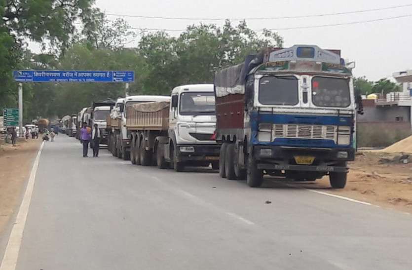 दो ट्रकों में भिड़ंत ऐसी कि दोनों ट्रकों के सामने के उड़ गए परखच्चे, दुर्घटना में घायल ट्रक चालकों की हालत गंभीर