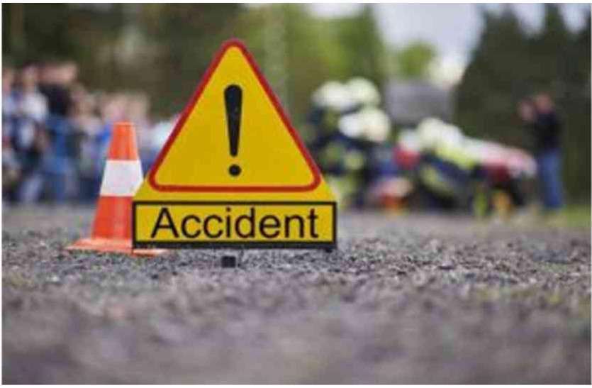 Accident शादी समारोह से वापस लौट रहे युवकों की संतुलन बिगडऩे से आगे चल रहे ट्रक में घुसी बाइक, एक की हुई मौत दो घायल