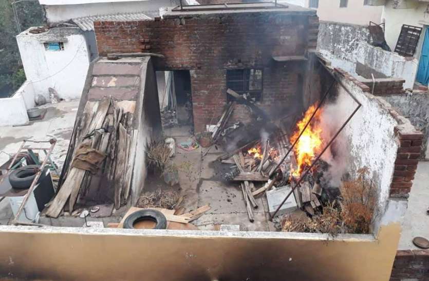 Gangwar Two murders fire three storey house BiG News दो हत्याओं के बाद अब तीन मंजिला मकान को लगाई आग