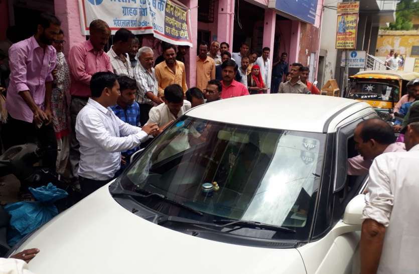 trafic jam news in chomu उप सरपंच के बेटे से हाथापाई के बाद गर्माया माहौल