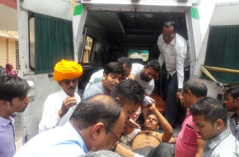 ट्रक की टक्कर से कार सवार पांच घायल ट्रक की टक्कर से कार सवार पांच घायल