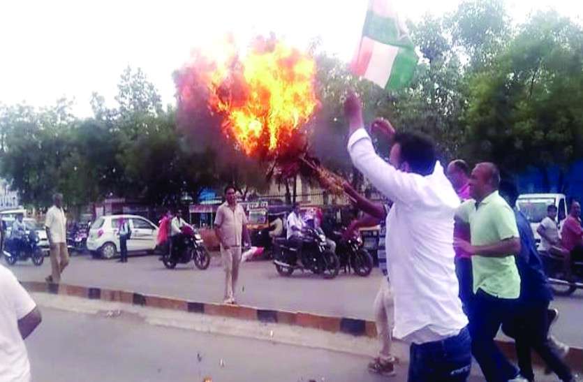 नोटबंदी के विरोध में कांग्रेसियों ने अमित शाह का किया पुतला दहन, नारेबाजी करते हुए काले धन को सफेद करने लगाया आरोप नोटबंदी के विरोध में कांग्रेसियों ने अमित शाह का किया पुतला दहन, नारेबाजी करते हुए काले धन को सफेद करने लगाया आरोप