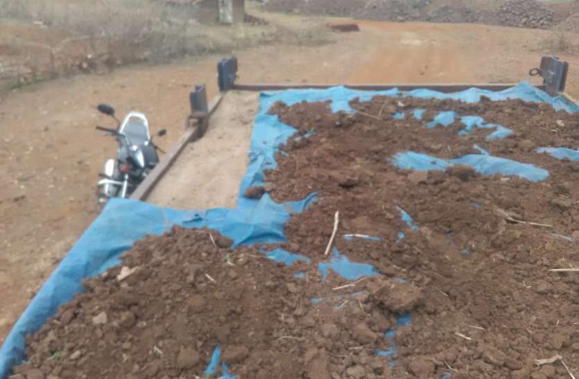 The sand mafia stuck in the eyes of officials अधिकारियों के आंखों में धूल झोंक रहे रेत माफिया