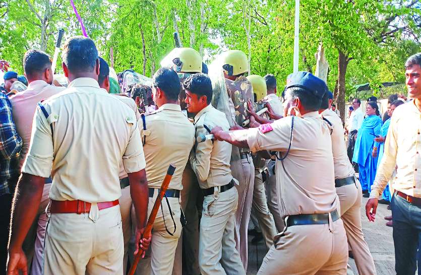 Closure of the collector, Bemetara Jogi Congress, Bemetara Breaking news गाजे-बाजे के साथ प्रदर्शन करने पहुंचे थे जोगी कांग्रेसी, पुलिस ने इस अंदाज में किया स्वागत, देखकर उड़े होश