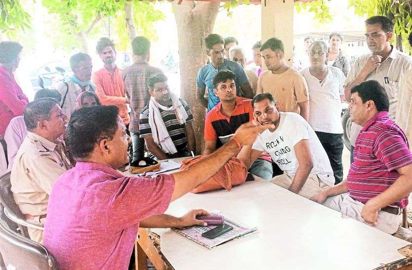 दर्ज कराने गए चिकित्सक व अन्य। महिला मरीज एवं चिकित्सक का विवाद थाने पहुंचा