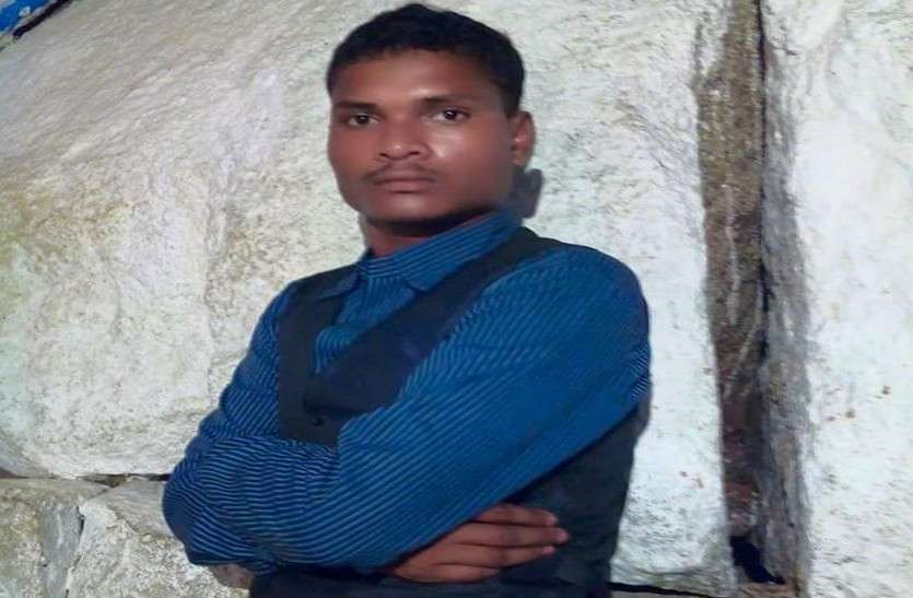 आरक्षक की ट्रेन से कट कर मौत की खबर मिलते ही पुलिस के आला अधिकारियों की नींद उड़ी आरक्षक की ट्रेन से कट कर मौत की खबर मिलते ही पुलिस के आला अधिकारियों की नींद उड़ी