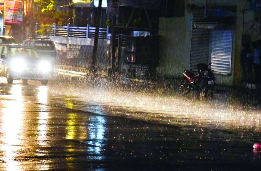 indore इंदौर के आस पास हुई तेज बारिश, शहर का मौसम हुआ खुशनुमा