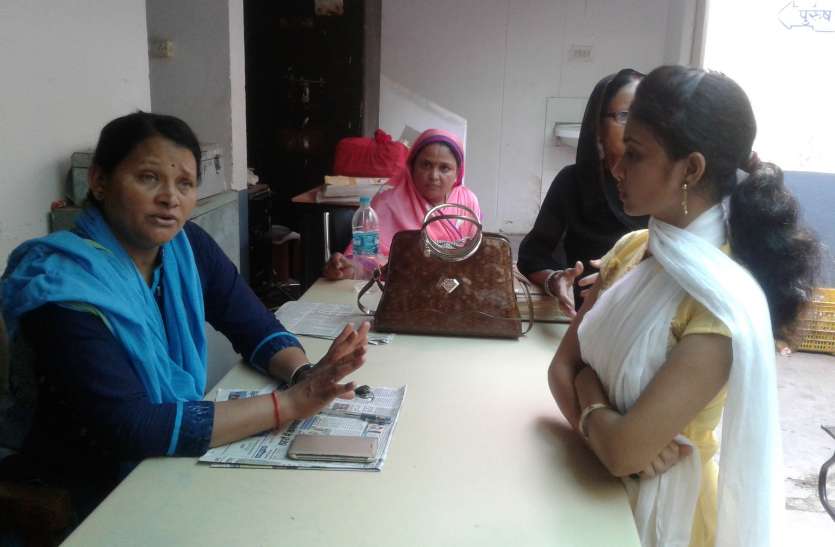 Husband and wife leaving husband, commotion in police station पति को छोड़ कर भागी पत्नी, थाने में हंगामा