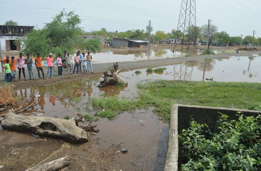 Drainage trough shedding on the streets व्यवस्थाओं में कितना झोल, बारिश ने खोली पोल