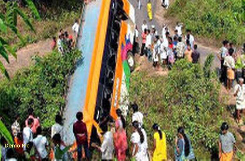 bus accident बच्चों से भरी स्कूल बस खाई में गिरी, मची अफरा-तफरी, पेड़ बना सहारा, ऐसे बची मासूमों की जान