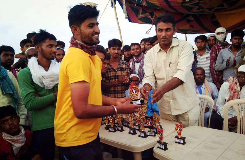 Closing of Merhoom Kader Bhaijan Cricket Competition in lathi JAISALMER NEWS: क्रिकेट प्रतियोगिता का समापन,इस टीम ने जीता ख़िताब