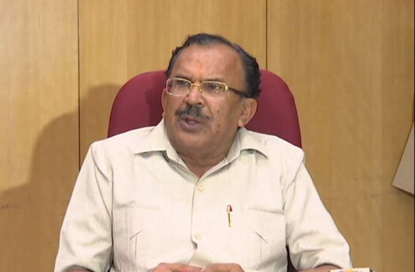 teacher start shouting at devnani's house because of transfers तबादले से गुस्साए मास्टर जी ने शिक्षा राज्यमंत्री के घर पर मचाया हंगामा तो मंत्री जी को भी लेना पड़ा ये एक्शन