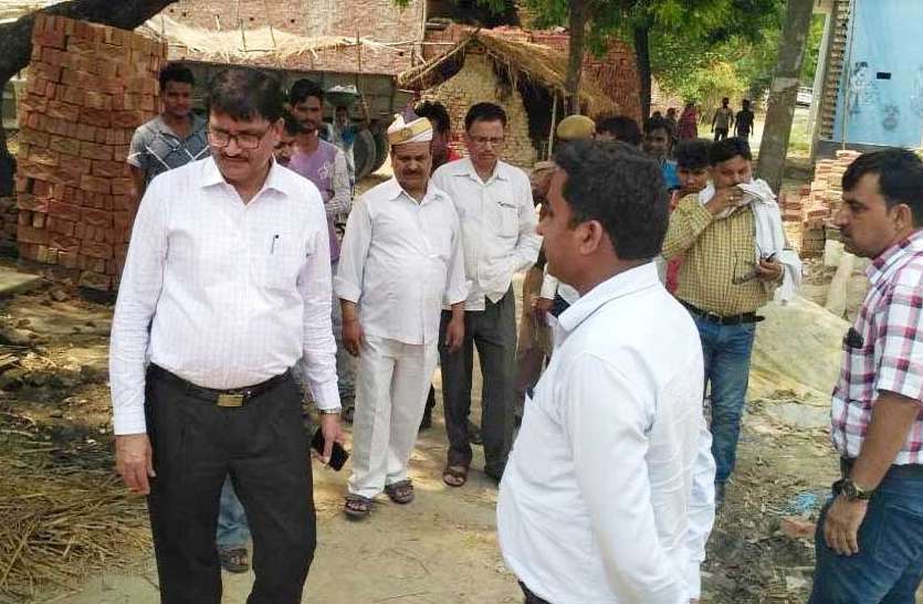 up news सड़क पर कूड़ा उठा रहे गरीब बच्चे का भगवान बना यूपी का यह जिलाधिकारी, दिया आवास, कहा तुम पढ़ो एक दिन अधिकारी बनोगे