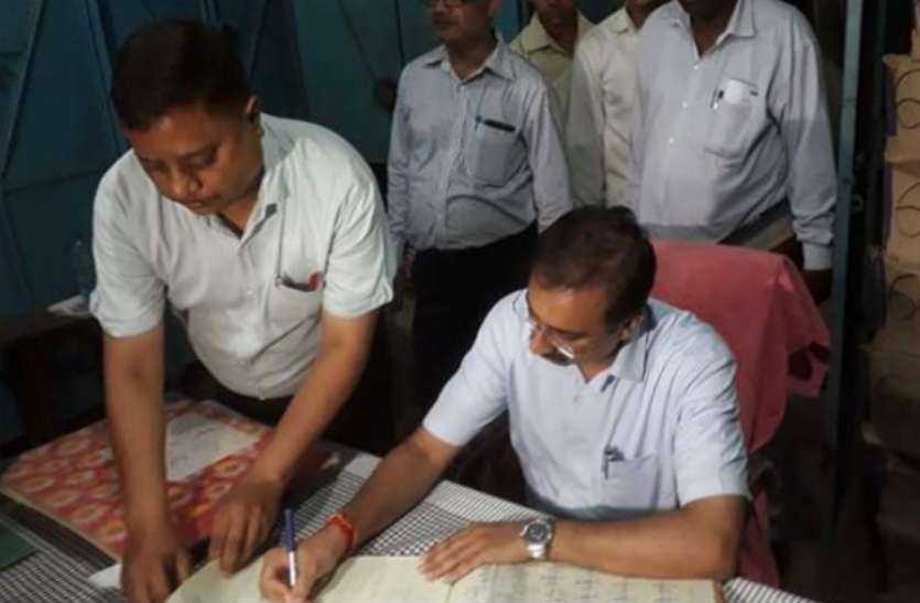 ias चार्ज लेने पहुंचे नए जिलाधिकारी, बताईं प्राथमिकताएं