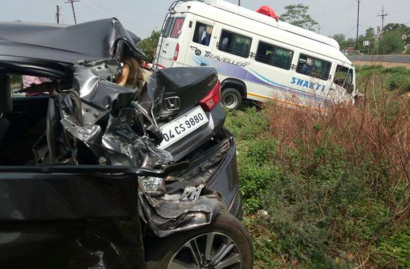 dewas मोबाइल पर बात करती महिला टक्कर से छह फीट उछली, मौत