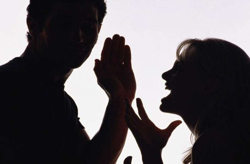 husband wife पति ने तलाक की डाली याचिका, कहा- पत्नी पास नहीं आने देती, दूसरों से करती है चैटिंग