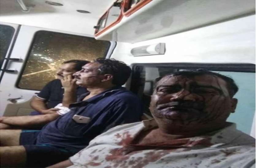 Attacks on lawyers in sagar district Big Breaking News कार का टायर पंक्चर कर हथियारबंद लुटेरों ने वकीलों पर किया जानलेवा हमला