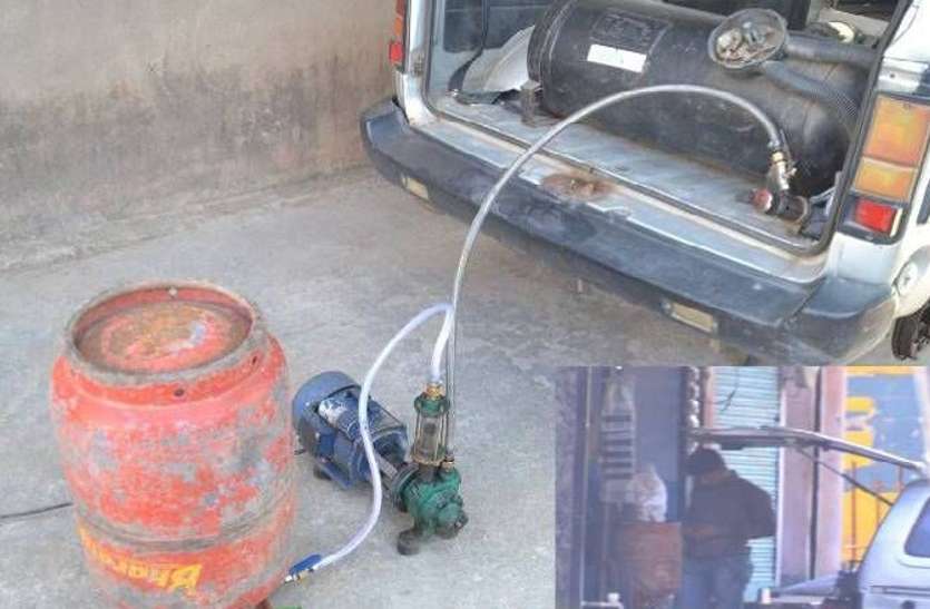collector took action against illegal gas refilling in cars अगर आप भी भरवाते हैं ऐसे गैस.. तो सावधान ,अब ऐसा काम करने पर देना होगा हजारों रूपए जुर्माना