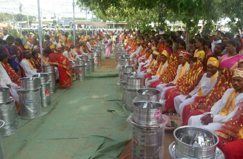 सामूहिक विवाह इस जिले में पहली बार धर्मानुसार पारंपरिक तौर पर कराया गया सामूहिक विवाह