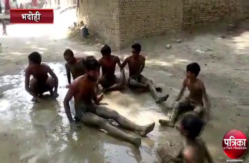 बारिश के लिए अपनाएं जा रहे तरह-तरह के टोटके, भीषण गर्मी से लोग बेहाल बारिश के लिए अपनाएं जा रहे तरह-तरह के टोटके, भीषण गर्मी से लोग बेहाल