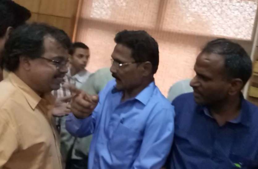 MLA and parshad Annoying for power cuts पार्षदों ने KEDL अफसरों को घेरा, विधायक ने फटकारा - मुगालते में मत रहना ये kolkata नहीं Kota है