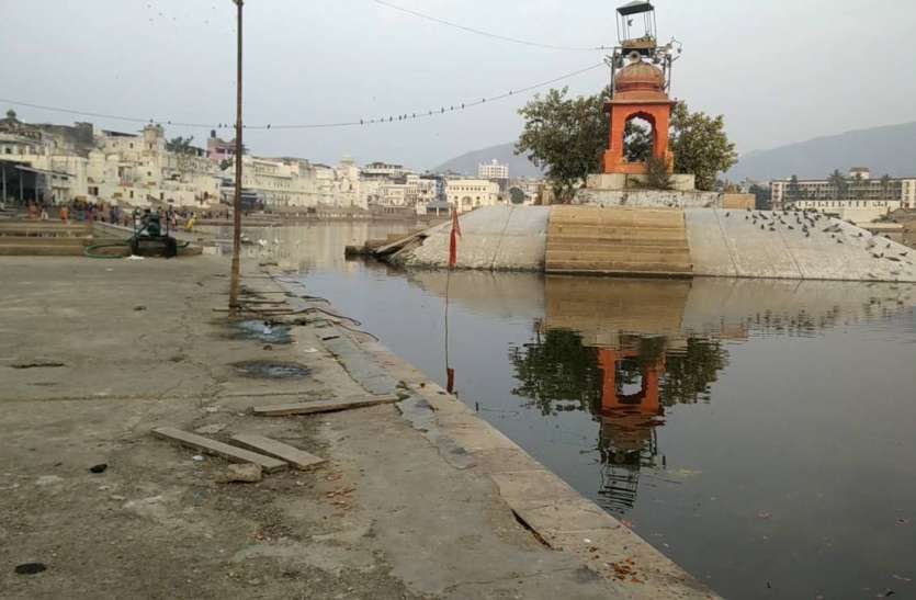 Big problem : sewerage water flowing in lake of pushkar मुख्यमंत्री द्वारा घोषित 4 करोड़ 10 लाख रुपए की योजना यहाँ सीवरेज के गंदे पानी में सड़क पर बहती नजर आ रही है....पढ़ें पूरी खबर