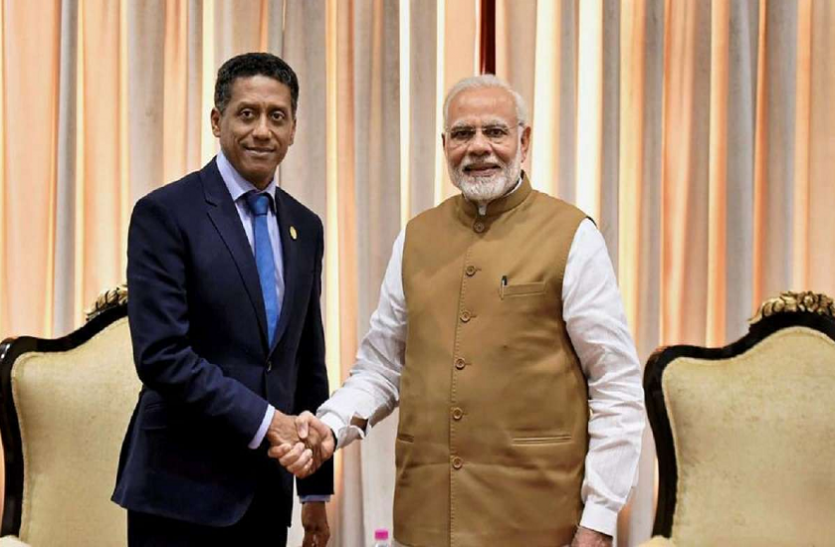 pm modi सेशल्ज राष्ट्रपति के स्वागत के दौरान गर्मी में चक्कर खाकर गिरा गार्ड, पीएम ने पूछा हालचाल