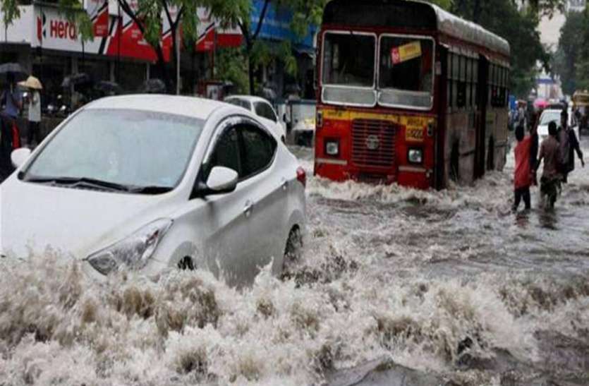 mumbai rain मुंबई: बाढ़ में फंसे लोगों की मदद करना पड़ा महंगा, देना पड़ा 1500 रुपए का चालान