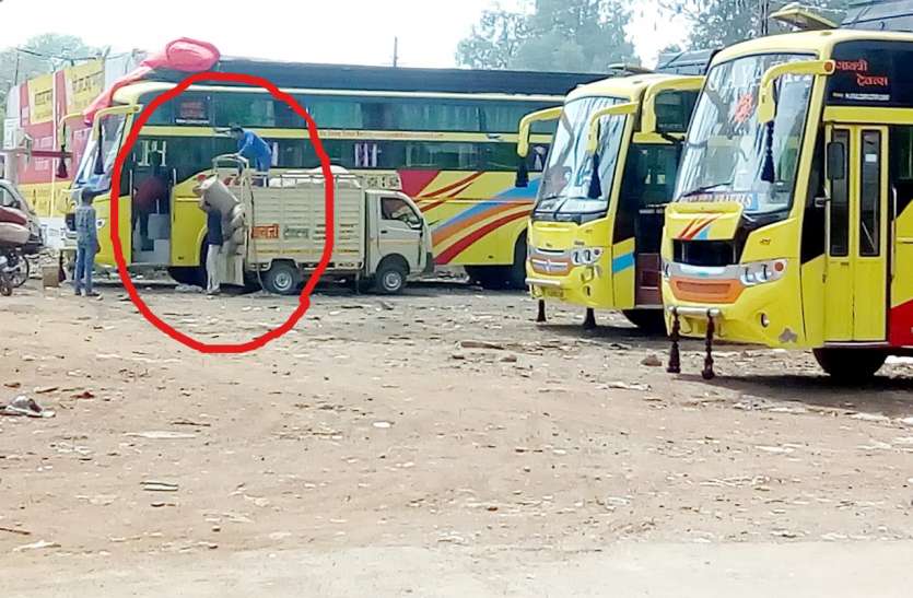patrika आरटीओ और पुलिस की अनदेखी से यात्रियों को खतरा तो शासन को लाखों का नुकसान