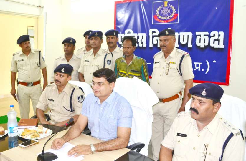 patrika सात किलोमीटर बाइक पर बैठाकर ले गया और पत्नी के हाथ बांध साड़ी से घौंट दिया गला