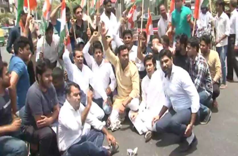 congress leaders protest अब यूथ कांग्रेस ने कहा- अमित शाह ने किया इतने अरब रुपये का घोटाला
