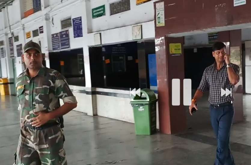 पुलिस परिवार को आंदोलन में शामिल होने से रोकने एसपी ने लगाई रेलवे स्टेशन की दौड़, नहीं मिला कोई आंदोलनकारी पुलिस परिवार को आंदोलन में शामिल होने से रोकने एसपी ने लगाई रेलवे स्टेशन की दौड़, नहीं मिला कोई आंदोलनकारी