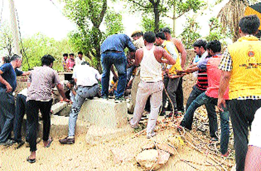 commits suicide शादी के महज तीन साल बाद बस इस बात को लेकर हुई बहस, पत्नी के बाद पति ने भी लगाई कुएं में छलांग