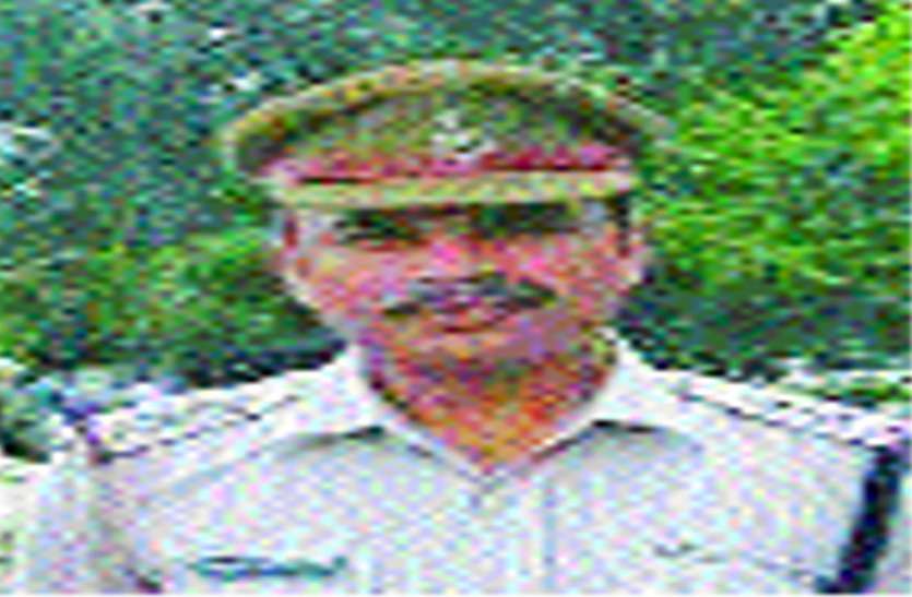 Attack on bus passenger bus TI police crime Breaking News बस लूटने किया पथराव, बदमाशों को खदेडऩे उतरे टीआई पर भी हमला