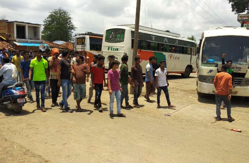 The protesters protested by shutting down the city आक्रोशित युवाओं ने नगर बंद कर जताया विरोध