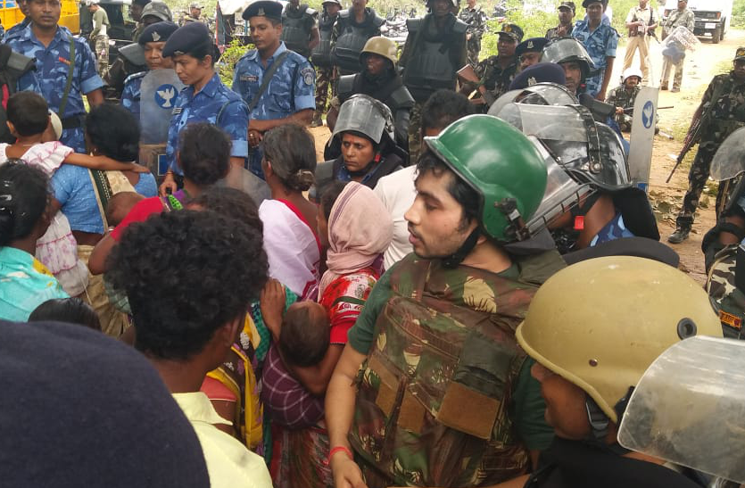 pathalgari पत्थलग़ड़ी समर्थकों व पुलिस के बीच झड़प में एक ग्रामीण की मौत