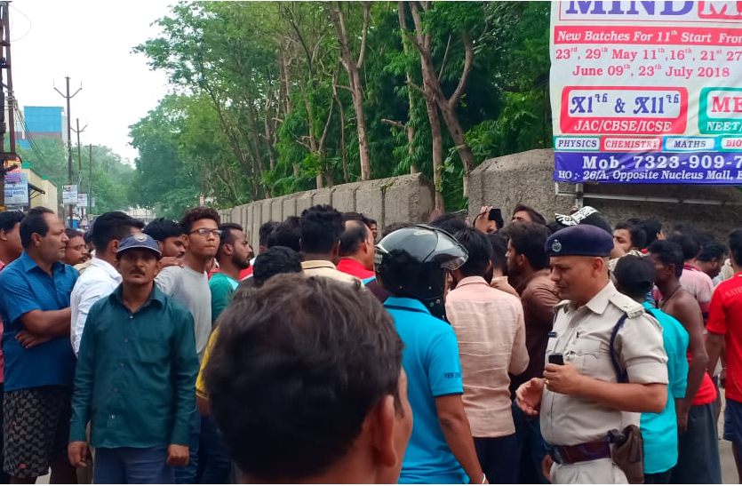 ranch प्रतिबंधित मांस फेंके जाने पर दो समुदायों में पथराव