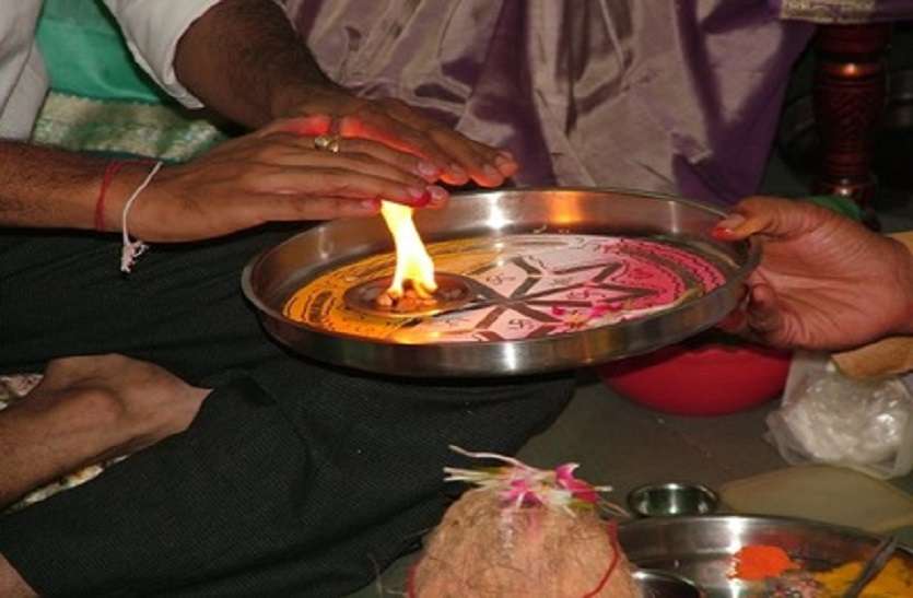 speak mantra while taking aarati for victory on enemy आरती लेते समय बोलें ये एक छोटा सा मंत्र, शत्रुओं पर मिलेगी विजय दूर होगी सभी परेशानी