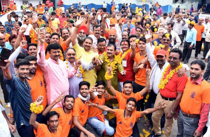 mp news भारी बारिश के कारण कहीं रास्तों में तो कहीं तंबुओं में रुके हैं यात्री