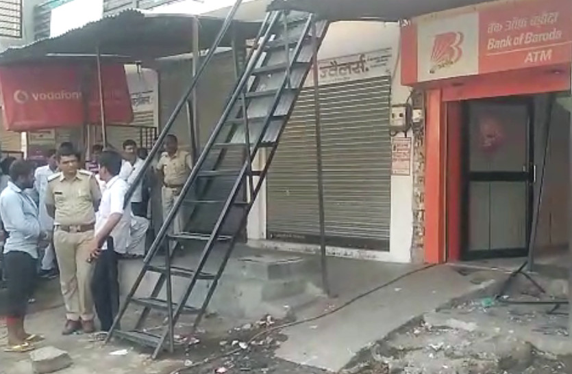 atm robbery - rajasthan crime news in hindi बदमाशों ने CCTV की केबिल तोड़कर बाहर फेंक दी, उखाड़ ले गए पूरा ATM; लोगों ने कॉल की तो पुलिस उपाधीक्षक ने नहीं की रिसीव