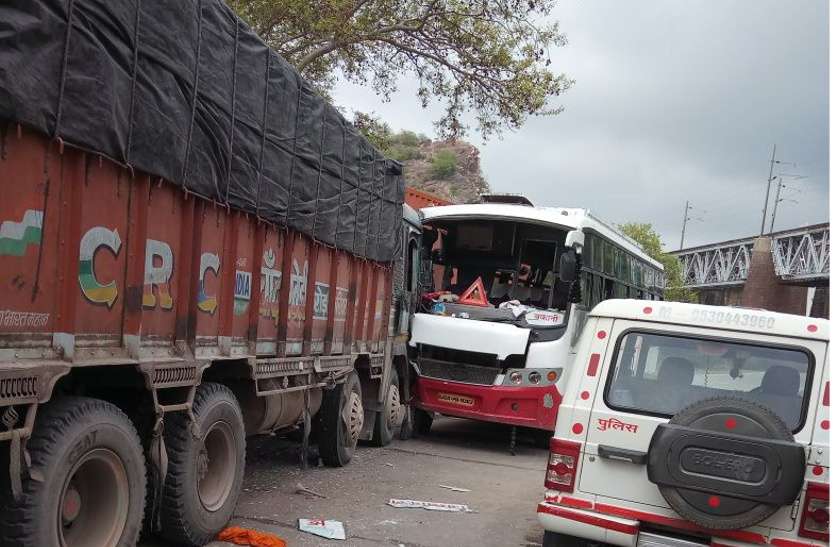 Accident OMG: सवारियों से भरी बस को ट्रक ने मारी टक्कर, मची चीख-पुकार, 5 यात्रियों की हालत नाजुक